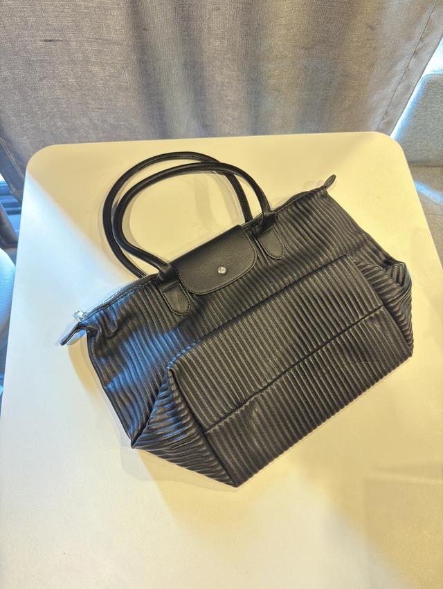 กระเป๋า tote bag สีดำ เรียบหรู เหมาะกับลุคลูกคุณหนู  8