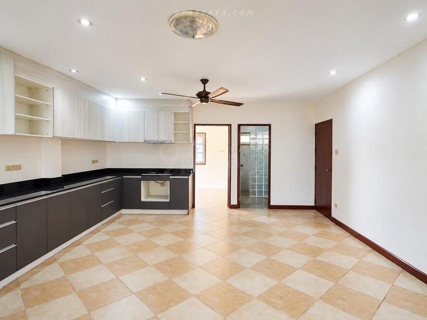Urgent Sale — Detached House in Pong, Bang LamungDetached house for urgent sale in Pong, Bang Lamung. Spacious land plot with large parking area 4