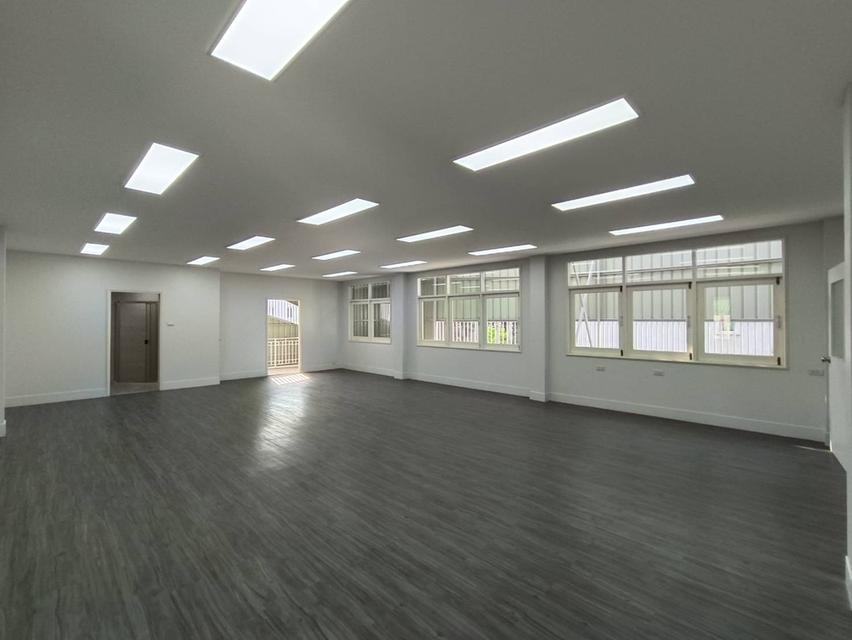 For Rent 4-fl. Office Building ( include rooftop) in Soi Convent , Silom 5