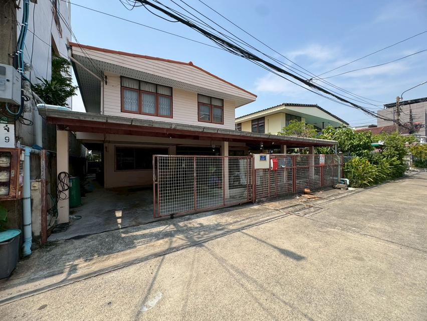 ขายบ้านเดี่ยว 2 ชั้น หมู่บ้านสังข์สิทธิ์ แยก 6 ใกล้ BTS สถานีโชคชัย 4 **ราคา 6.5 ล้าน** (N.2093) 1