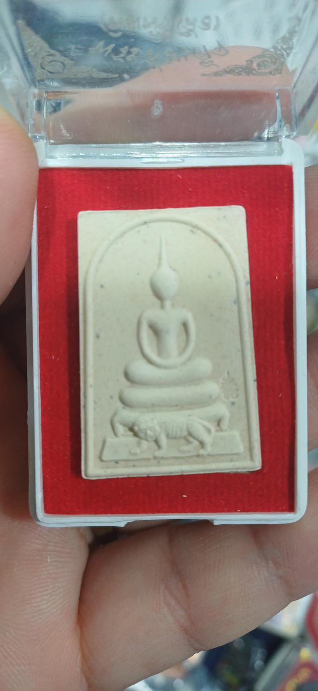 พระสมเด็จ พิมพ์นั่งเสือ เนื้อผงว่านสีขาวอมเหลือง หลวงพ่อสาคร วัดหนองกรับ จ.ระยอง ปลุกเสกเดี่ยวโดยหลวงพ่อสาคร มนุญโญ เมื่อปี 2553ตอกโค๊ดที่ด้านหน้า รูปที่ 2