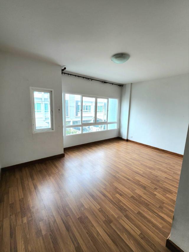 ทาวน์โฮมวัชรพล 3ชั้น หลังมุม หมู่บ้านเดอะริคโค้ ทาวน์ วัชรพล ถนนร่วมมิตรพัฒนา(ใกล้ห้าแยกวัชรพล) 9