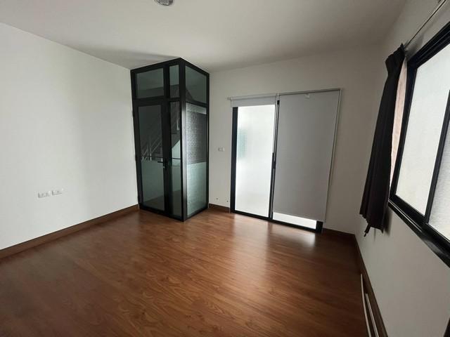 PB5852ให้เช่า ทาวน์โฮม 3 ชั้น ย่านร่มเกล้า โครงการ ทรีโอ ร่มเกล้า ใกล้ มหาลัย  13