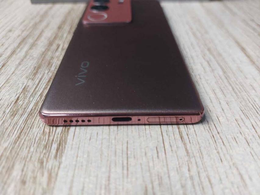 Vivo V29 สีแดงมารูน 4