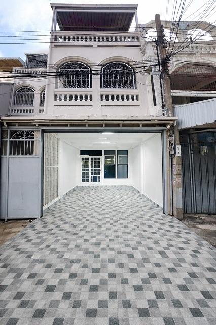 ใจกลาง CBD สาทร สาธุประดิษฐ์17-27 ให้เช่าทาวน์โฮม 3 นอน 3 น้ำ BTS ช่องนนทรี 2.4 กม. บ้าน 3 ชั้นพร้อมดาดฟ้า เซ็นทรัลพลาซ่ 1