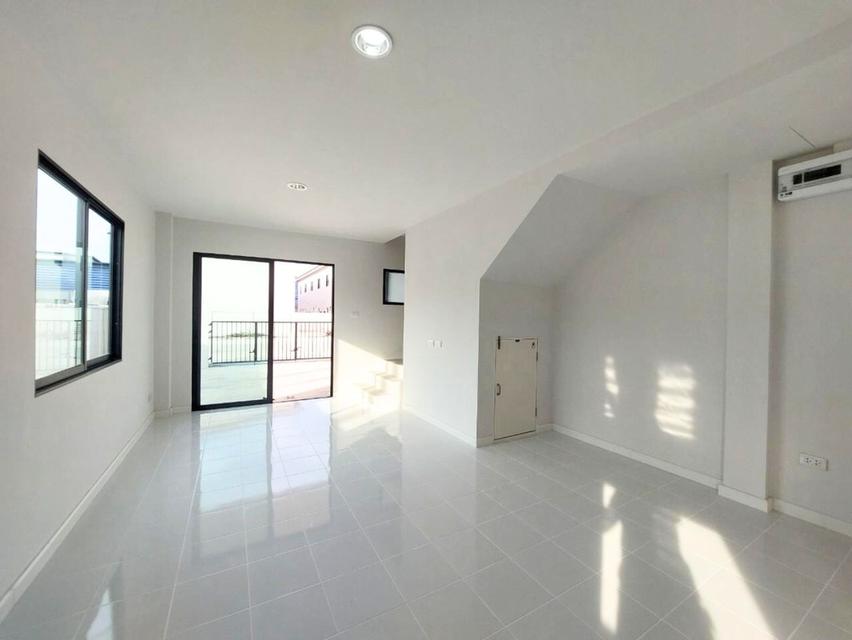 ให้เช่าทาวน์โฮม หลังมุม 26 ตรว. พื้นที่ข้างบ้านกว้าง 2 เมตร เจษฎา 11 รังสิต คลอง 2 ใกล้นิคมนวนคร เดินทางสะดวก เชื่อมออกพหลโยธินได้ 3