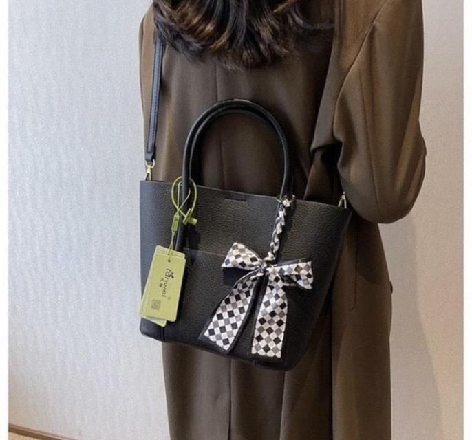 กระเป๋าสะพายทรงโท้ทสีดำ