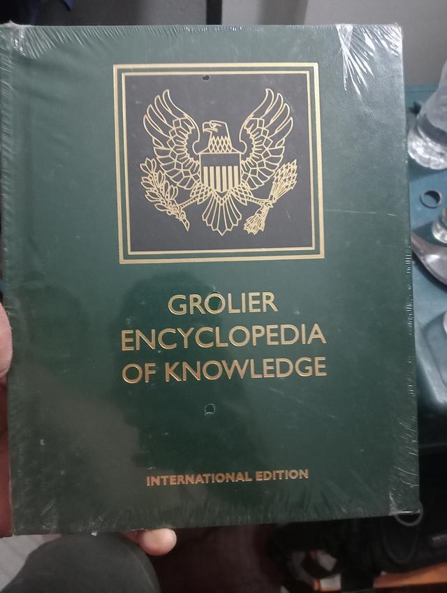 หนังสือชุดสารานุกรม Grolier Encyclopedia of Knowledge + พจนานุกรม New Webster's Dictionary รวม 22 เล่มครบชุด