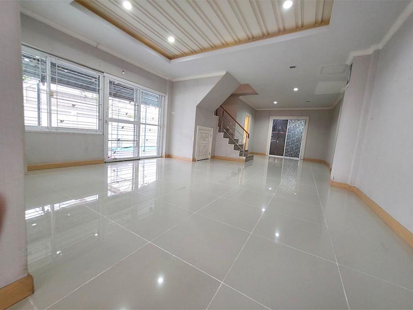 หมู่บ้านรัชธานี 10 ซอยคู้บอน 27 เขตบางเขน ทาวน์เฮ้าส์ 3 ชั้น แปลงมุม ติดสวน 49 ตร.วา 3 นอน 4 น้ำ 4