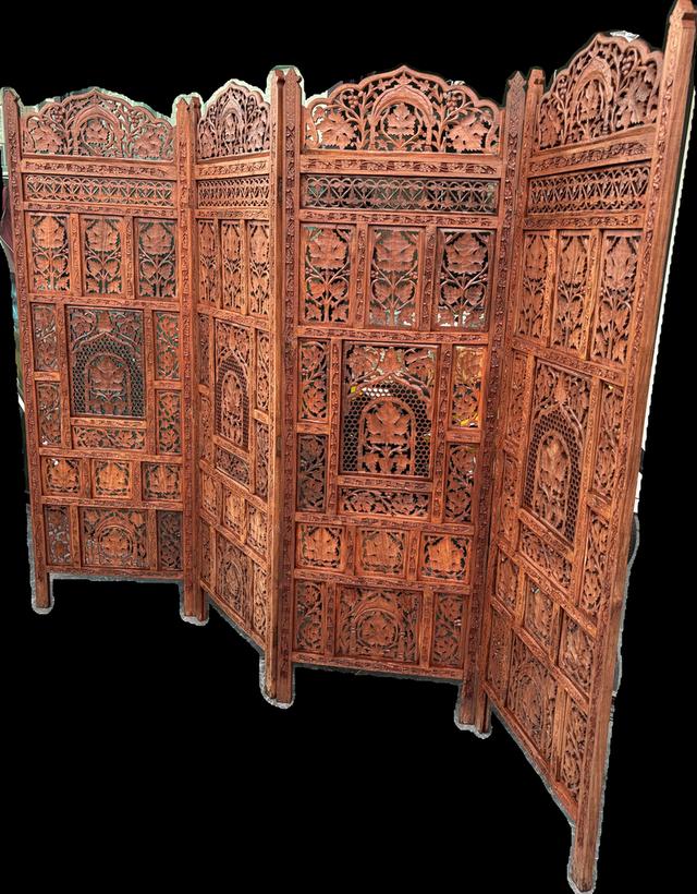 ฉากกั้นห้องไม้แกะสลัก (Wooden Room Divider) แบบ 4 พับ ซึ่งมักเป็นงานหัตถกรรมที่มีลวดลายละเอียดประณีตและได้รับความนิยมในการตกแต่งบ้านสไตล์วินเทจ