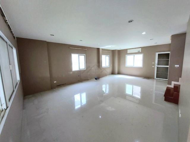 ขายทาวน์โฮม 2 ชั้นหลังมุม 40 ตรว. หมู่บ้าน ดิ เอ็กซ์คลูซีฟ The Exclusive นวลจันทร์ 56 ทำเลดี เดินทางสะดวก ใกล้ทางด่วน 5