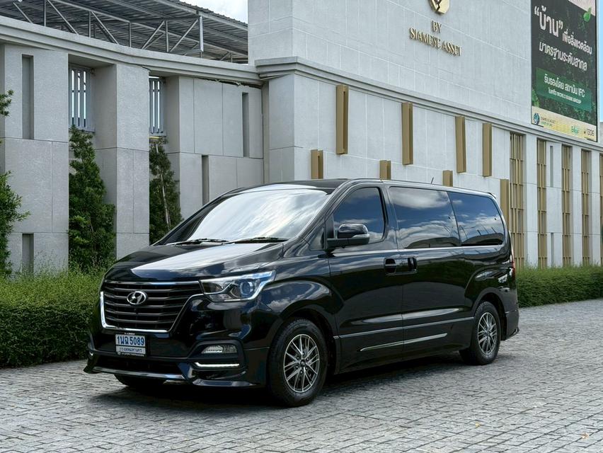 HYUNDAI H1 2.5 Elite FE ปี 24 สีดำ ดีเซลรถบ้านมือเดียว สภาพป้ายแดง สีเดิมทั้งคัน