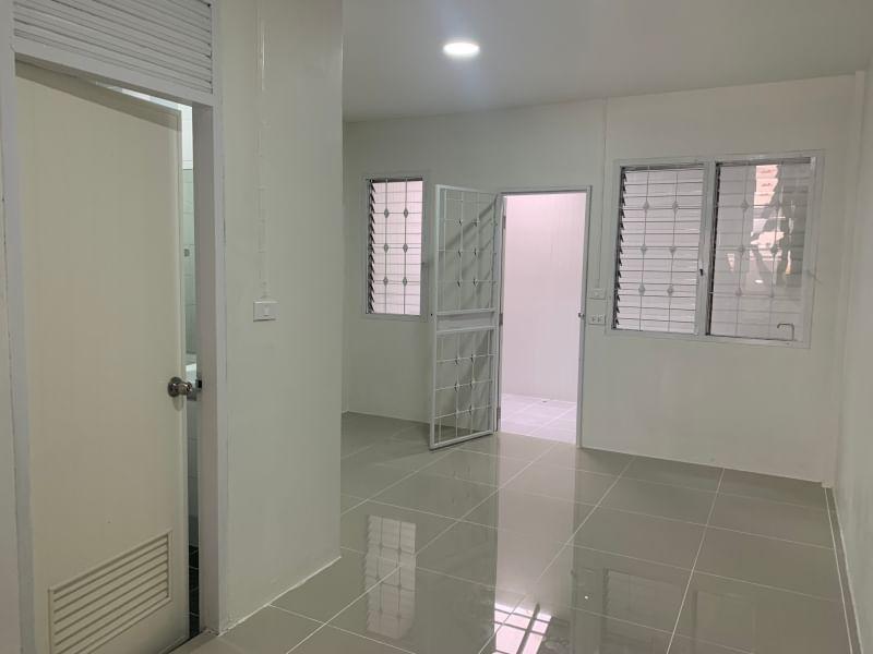 ขาย : ทาวน์เฮาส์ 2 ชั้น เนื้อที่ 18 ตรว, หมู่บ้านบุศรินทร์ พหลโยธิน 54/1