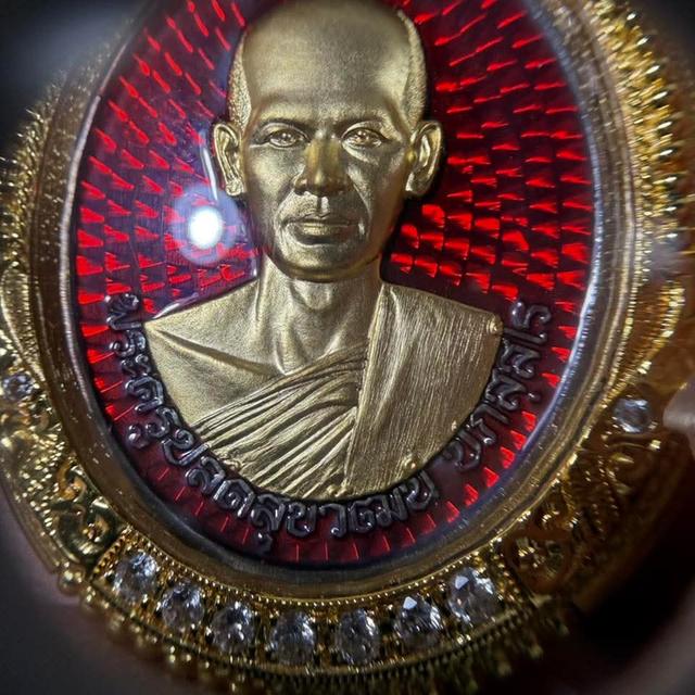 พระอาจารย์ต้อม วัดท่าสะแบง รุ่น อุดมทรัพย์ เนื้อนวะหน้ากากชุบทองคำแทหลังฝันตระกรุดทองคำ พร้อมเลี่ยมกรอบอิตาลี่สั่งทำฝังเพชร เลขโค๊ด 16 รูปย่อยที่ 4