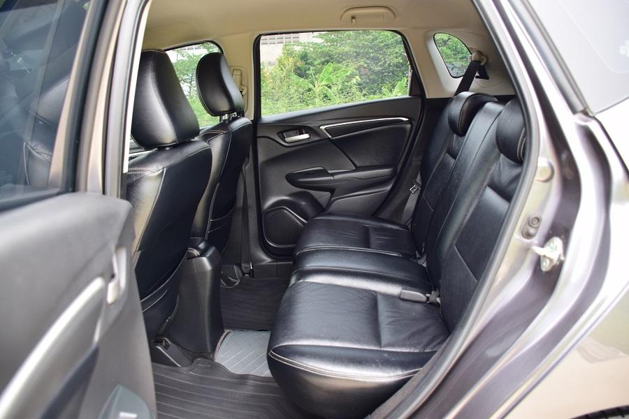ปี2014จด15 ฟรีดาวน์ HONDA JAZZ GK เกียร์แพดเดิ้ลชิฟ SV / เบาะหนังแท้ แอร์จอ ครุสคอลโทล กุญแจคีเรท จอ กล้องหน้าหลังABS AIRBAG โทร0957401229 ไอดีไล UTBP 11