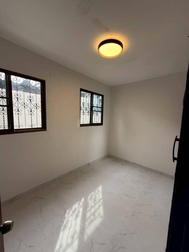 บ้านให้เช่า143ตรว.ถ.รามคำแหง60เข้าทางรามคำแหง68และกรุงเทพกรีฑา7สามารถจดในนามบริษัทได้ จอดรถได้หลายคัน ถนนหน้าบ้านกว้าง เดินทางสะดวก ว่างพร้อมเข้าอยู่ 11