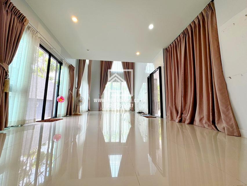 หมู่บ้านสราญสิริศรีวารี 1 ซ.ลาดกระบัง 54 (ถนนวัดศรีวารีน้อย) ต.ศีรษะจรเข้น้อย อ.บางเสาธง  สมุทรปราการ  6
