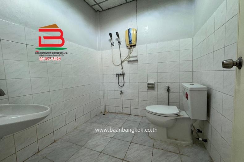 ทาวน์เฮาส์ หลังริม หมู่บ้าน เรือนจินตหรา เนื้อที่ 21 ตรว. ถนนวิภาวดีรังสิต แขวงตลาดบางเขน เขตดอนเมือง กรุงเทพฯ 11