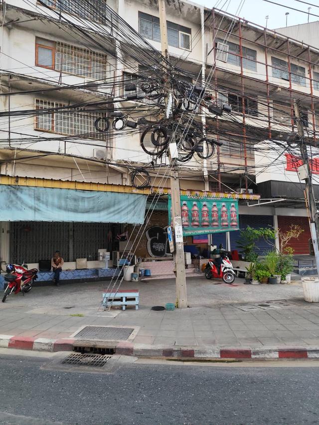 ขายหรือให้เช่าตึกแถว แยกอุดมสุข ไม่มีจอดรถ แต่จอดปั้มใกล้ๆ ติดถนนใหญ่ ใกล้บีทีเอส 13