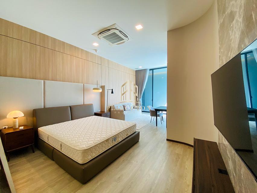 Vive Krungthep Kreetha next to Wellington School 18