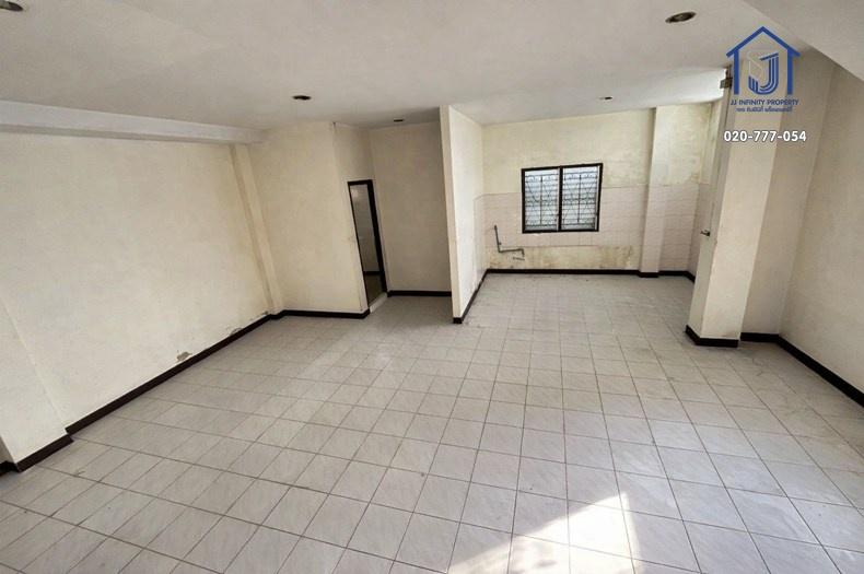 ขายและให้เช่าทาวน์โฮม 3 ชั้น หมู่บ้านกรุงทอง 5 ซอยนวมินทร์ 111 แยก 1 หลังมุม ใกล้ทางด่วนรามอินทรา 4