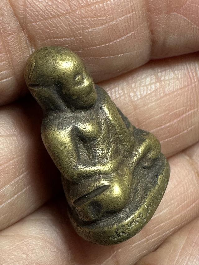 รูปหล่อ ล.พ.เงิน วัดห้วยเขน พิมพ์ B เนื้อโลหะเขียวอมเหลือง