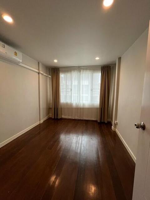 ทองหล่อ ใหญ่มาก ทาวน์เฮาส์ 2 ชั้น 4นอน พัฒนาการ 21-25 BTSเอกมัย 2.5กม. 2 น้ำ ทางด่วนพัฒนาการ 35ตร.ว. 180ตร.ม รร.นานาชาติ รูปย่อยที่ 4