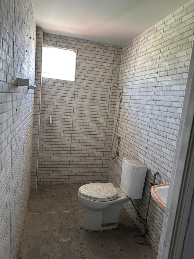 town home 2 floors 32 sqw. total area used 240sqm. on phetkasame samparn nakornpatom province colsed middle city 35 km. 8