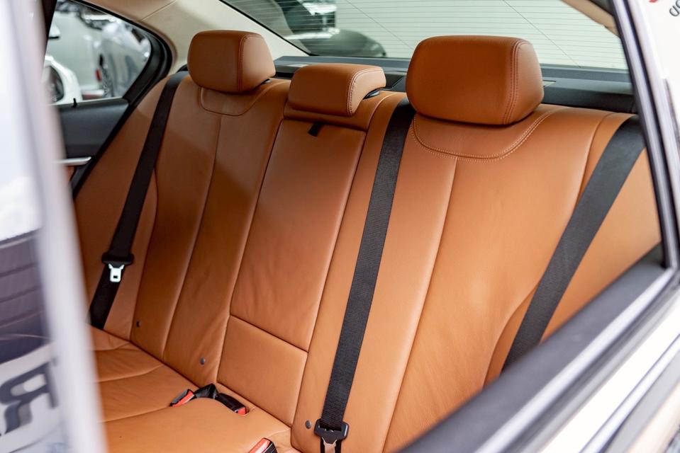 รหัสรถ NP2585 รุ่นรถ : BMW 320d ICONIC LCIปีรถ : 2016 รูปที่ 16