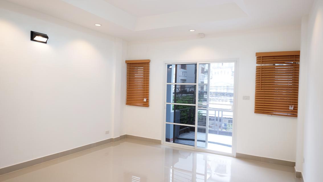 ให้เช่า TownHome 4 ชั้น Renovate ใหม่ทั้งหลัง! 5 ห้องนอน 3 ห้องน้ำ 1 ห้องครัว 4