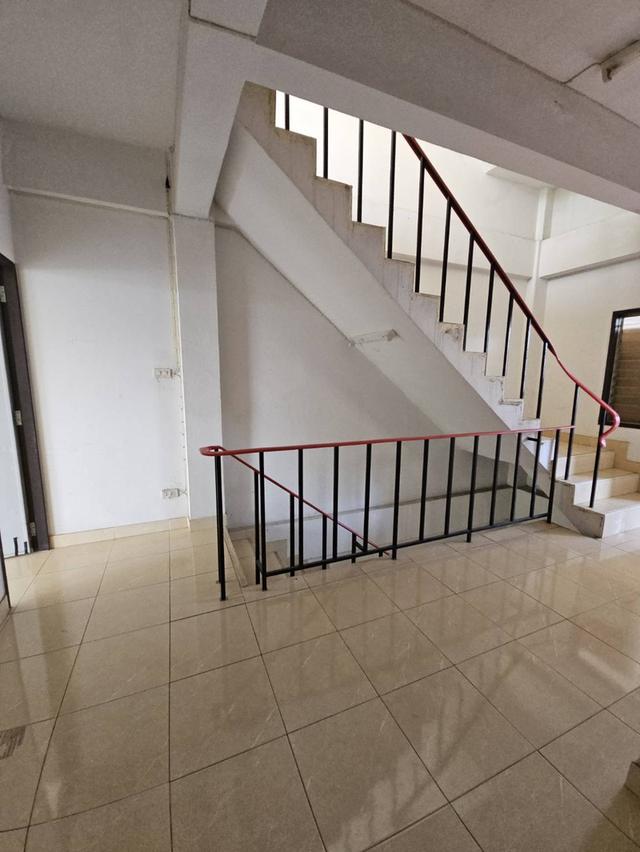 ให้เช่าอาคารพาณิชย์ 4 ชั้นมีดาดฟ้าต่างหาก ติดกับ กศน. ตรงข้ามสวนสาธารณะและสนามกีฬา มีที่จอดรถ ราคา 15,000 ต่อเดือน สนใจติดต่อคุณเก๋ง 0813567891 9