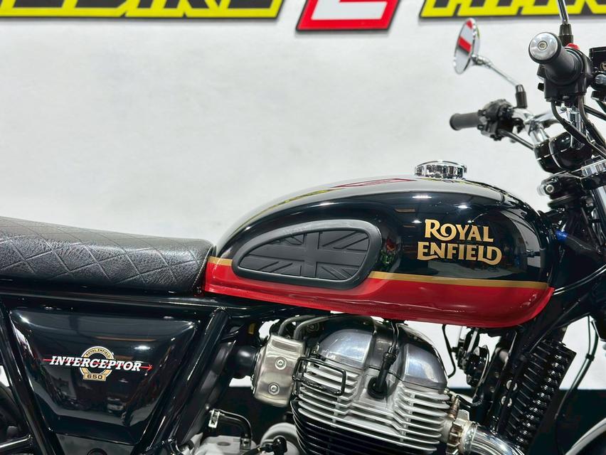 Royal Enfield INTERCEPTOR 650 BLACK 9