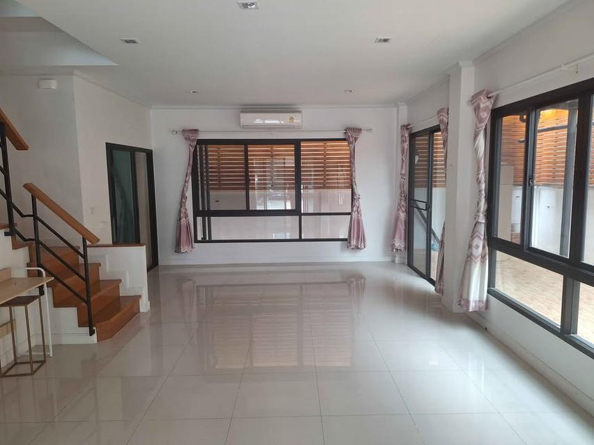 P504 ให้เช่า บ้านแฝด 3 ชั้น โครงการ ศุภาลัย เอสเซ้นส์ ลาดพร้าว ซอยลาดพร้าว 107 Supalai Essence Ladprao ให้เช่าบ้านเปล่า ใกล้เดอะมอลล์บางกะปิ 2