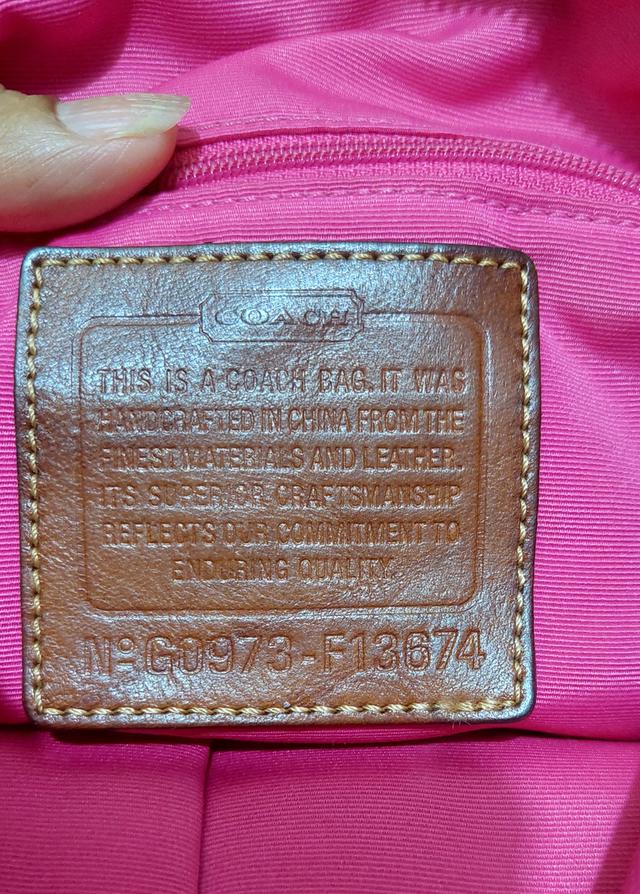 กระเป๋าสะพายไหล่ Coach รุ่น Signature Stripe Hobo ดีไซน์ยอดนิยมจากช่วงยุคปี 2009(F13674) ผ้าแคนวาสลาย C สีน้ำตาลกากีแถบคาดสายสะพายหนังสีชมพู รูปที่ 8
