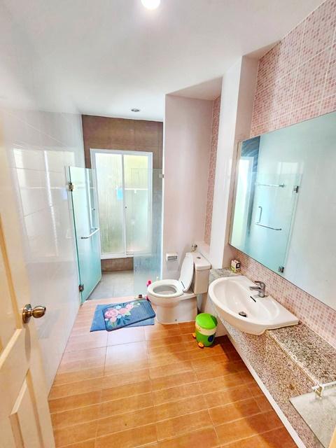 ใกล้รถไฟฟ้า MRT สถานีสัมมากร เพียง 700 ม. ให้เช่าทาวน์เฮาส์หรู 3 ชั้น รามคำแหง 140–146 5