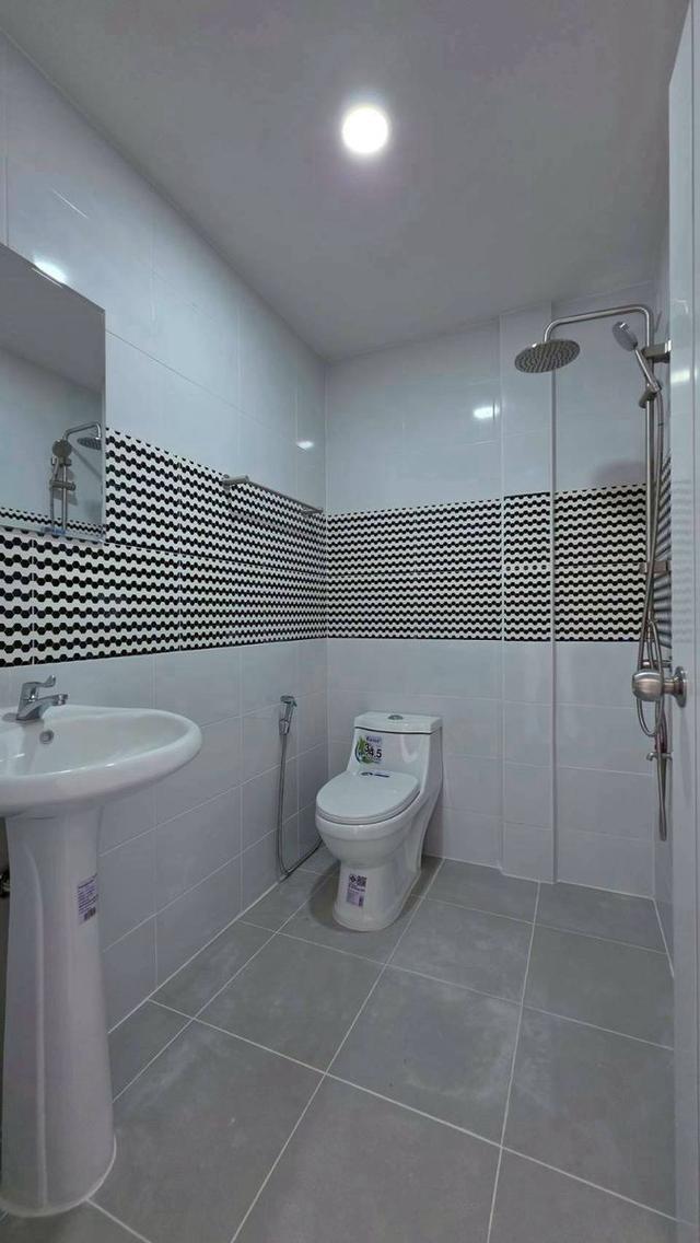 หมู่บ้านบัวทอง1 ติดรถไฟฟ้าสายสีม่วง สถานีคลองบางไผ่ ทาวน์เฮาส์ 2 ชั้น   ตกแต่งใหม่พร้อมอยู่   หน้าบ้านไม่ชนใคร เป็นทุ่งนา 8