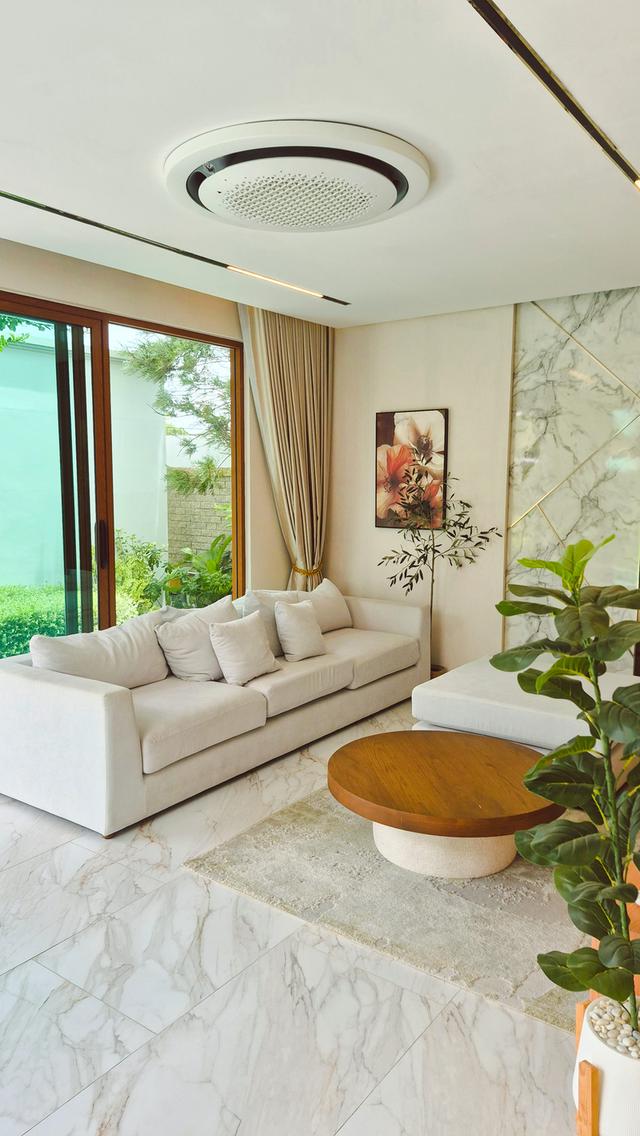 Luxurious corner house on the front plot, the largest of 8 houses at 118 sq.wa., near 2 golf courses, fully furnished, move-in ready. 3