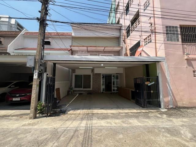 ให้เช่าทาวน์เฮาส์ 2 ชั้น 33 ตรว. ซอยรามคำแหง 24 ตรงสี่แยกถาวรธวัช ใกล้มหาลัยรามคำแหง 6