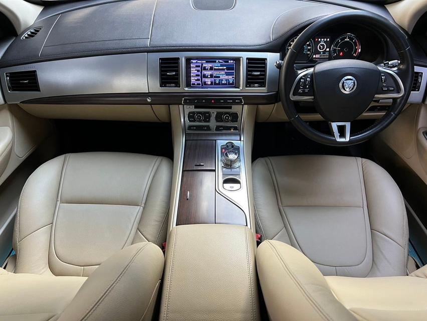 Jaguar XF 2.2 Sedan 9