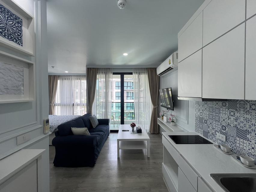Royally Condo with Pool View 5