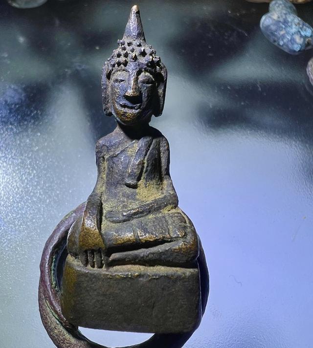 พระเชียงรุ้งเนื้อสัมฤทธิ์ขนาดห้อยคอ