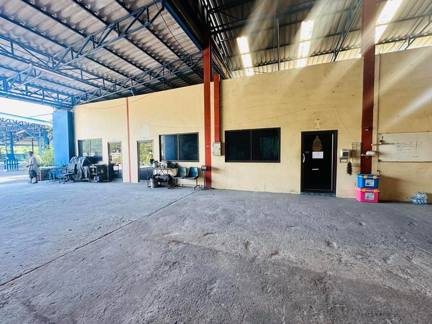 ขายที่ดินพร้อมสิ่งปลูกสร้าง โกดัง-โรงงาน เนื้อที่ 2-2-35ไร่ ติดถนนทำเลดี ใกล้บ้านหัวกุญแจ ตำบลคลองกิ่ว อำเภอบ้านบึง ชลบุรี มีโรงรถ บ้านพักคนงาน 7