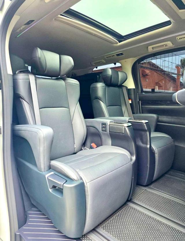 Toyota ALPHARD 2.5SC PACKAGE สีขาว ปี 2023 ไมล์ 17,000 กม.  13