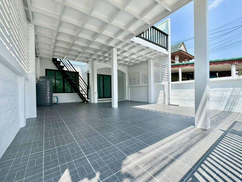 หมู่บ้านหงส์ประยูร3  แยกบางพลู ทาวน์เฮาส์ 2 ชั้น ตกแต่งใหม่พร้อมอยู่  มีระเบียงด้านหน้าใกล้ถนนรัตนาธิเบศร์   โครงการมี ระบบรักษาความปลอดภัย 2