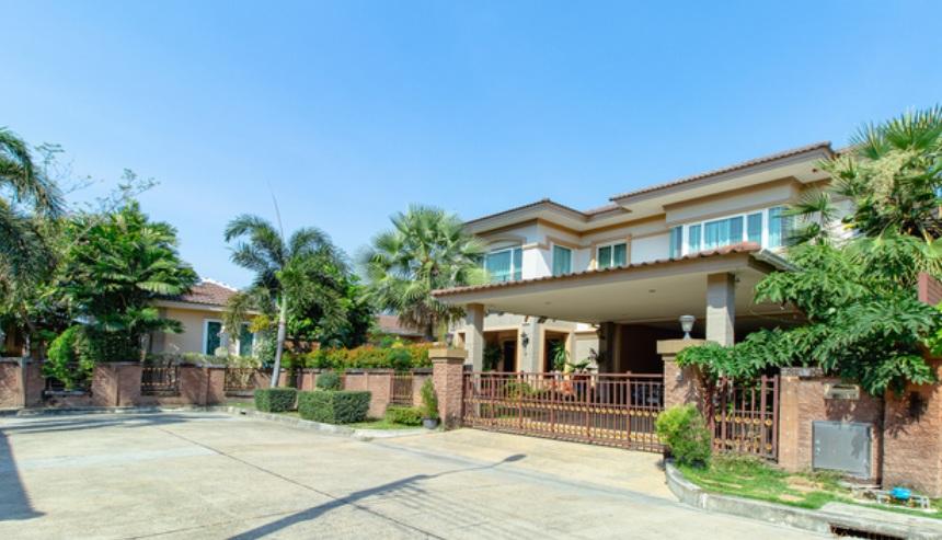 บ้านหรูพร้อมสระว่ายน้ำ บนที่ดินเกือบ 174 ตร.ว. ใกล้โรงเรียนนานาชาติ ราชพฤกษ์ โครงการ ลัดดารมย์ เอลิแกนซ์ ถูกออกแบบในสไตล์ Modern California 1