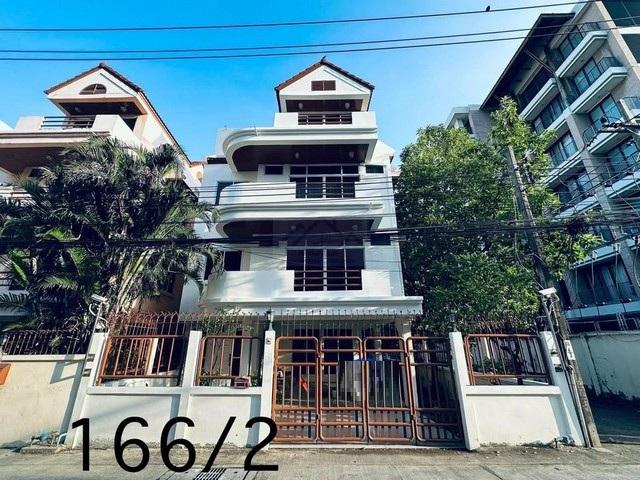ให้เช่าบ้านเดี่ยว 4 ชั้น 5 ห้องนอน ย่านพร้อมพงษ์ ซอยสุขุมวิท 31 ปรับปรุงใหม่ ตกแต่งพร้อมเฟอร์นิเจอร์ ใกล้ BTS พร้อมพงษ์,
