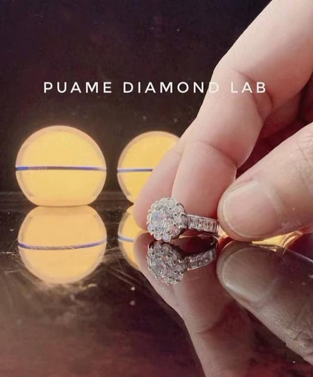 แหวนเพชรออกแบบและสร้างสรรชิ้นงานอย่างพิถีพิถัน ดีไซน์เฉียบคม ให้ลุคสุขุมและทรงพลัง พร้อมใบรับประกันสินค้าทุกชิ้น - ปุอามี่ Diamond Lap Rama2 (083-2469