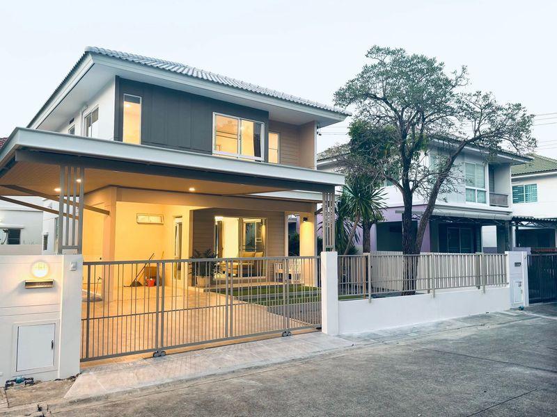 หมู่บ้านพฤกษ์ลดาบางใหญ่  คลองถนน บ้านเดี่ยว 2 ชั้น ตกแต่งใหม่พร้อมอยู่ มีพื้นที่รอบบ้าน โครงการ Land&Houses 2