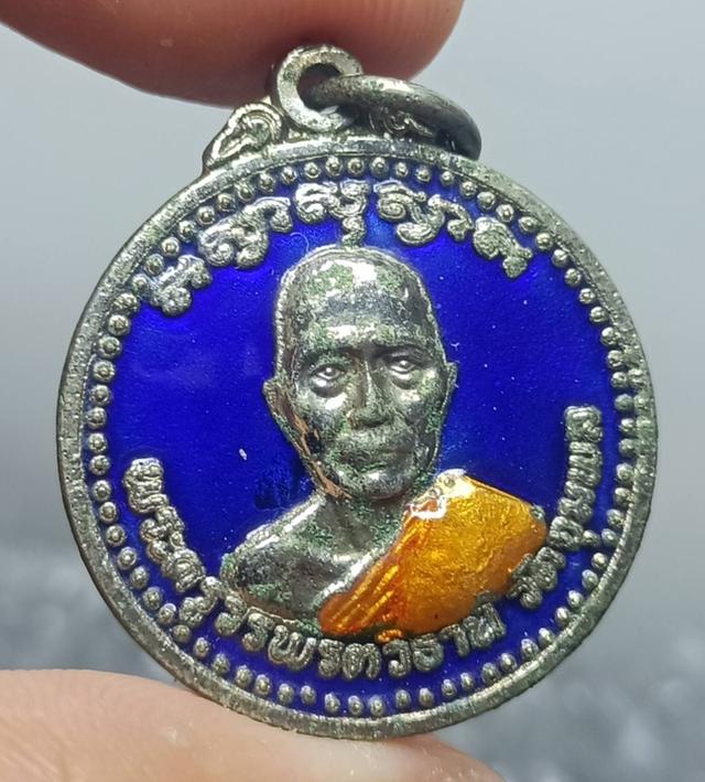 #เหรียญกลมครึ่งองค์ (ลงยาสวยงาม) รุ่นฉลองใบตราตั้งเจ้าคณะอำเภอแวงน้อย ถือว่าเป็นเหรียญที่ได้รับความนิยมอีกรุ่นหนึ่ง และเริ่มหาชมยากแล้วนะครับ