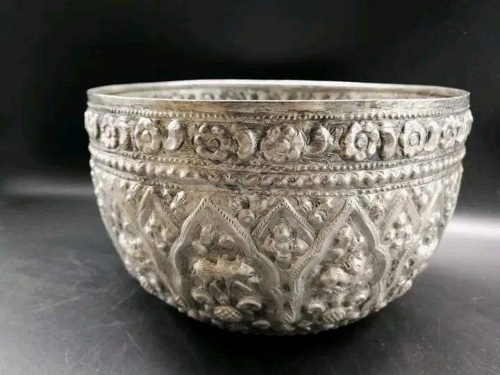 ขันเงิน เงิน 70-80% เงินดี ลายโบราณบาย 12 นักษัตริย์ เจ้าของขัดมาแล้ว ไม่รั่ว ไม่ซ่อม กว้าง 7.5" หนัก 276.6 กรัม ราคา 4,800 บาทรวมส่ง